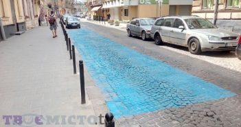 Чому у центрі Львова частина бруківки стала блакитною