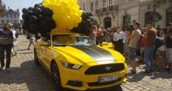Львівський ІТ-бізнесмен подарував своїй коханій Ford Mustang на площі Ринок