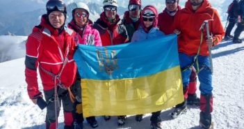 Львів'яни встановили синьо-жовтий прапор на Монблані