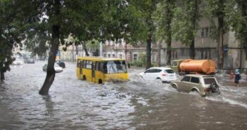 Українська Венеція: вулиці Львова заполонила велика вода