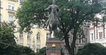 На пам'ятник королю Данилу Галицькому у Львові невідомі приклеїли напис «Кінь»