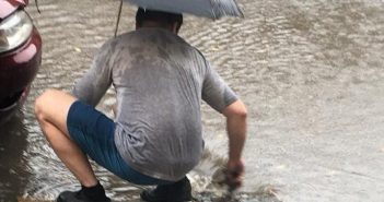 Під час зливи випадковий перехожий врятував Львів від потопу