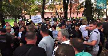 У Львові люди закидали помідорами проросійських провокаторів за спекуляції на «соціалці»