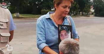 Водія маршрутки змусили цілувати руки матері бійця, полеглого в АТО