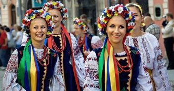 українці українка українець народ вишиванка вінок