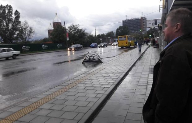 У Львові сильний вітер ламає зупинки: городян закликають бути уважними