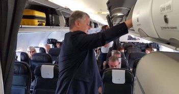 пасажири сфотографували, як Порошенко летів до Києва