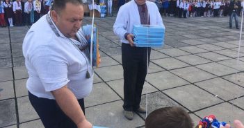 Голова ОТГ на Львівщині роздає першокласникам агітки Дубневича (фото)