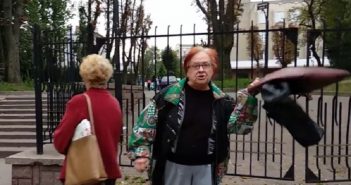 «Мразі-бандерівці ущемляють»: у Львові пенсіонерка проклинала Україну посеред міста (відео 18+)