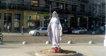 У Львові на місці зрізаного дерева встановили фігуру Матері Божої (фото)