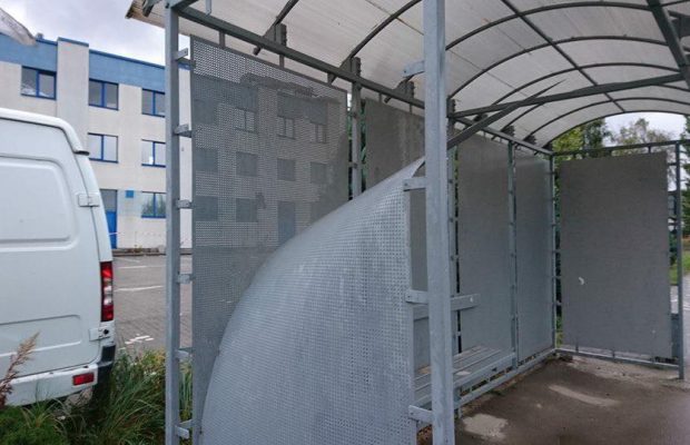 у Львові шквальний вітер ламає зупинки та дерева