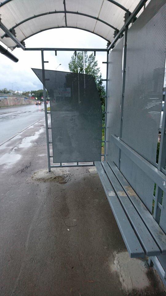 у Львові шквальний вітер ламає зупинки та дерева