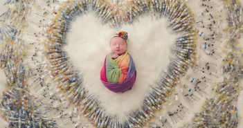 Фото дня: 1616 уколів знадобилося, щоб народилася ця дитина