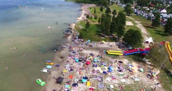 Пляж на озері Світязь в пік сезону