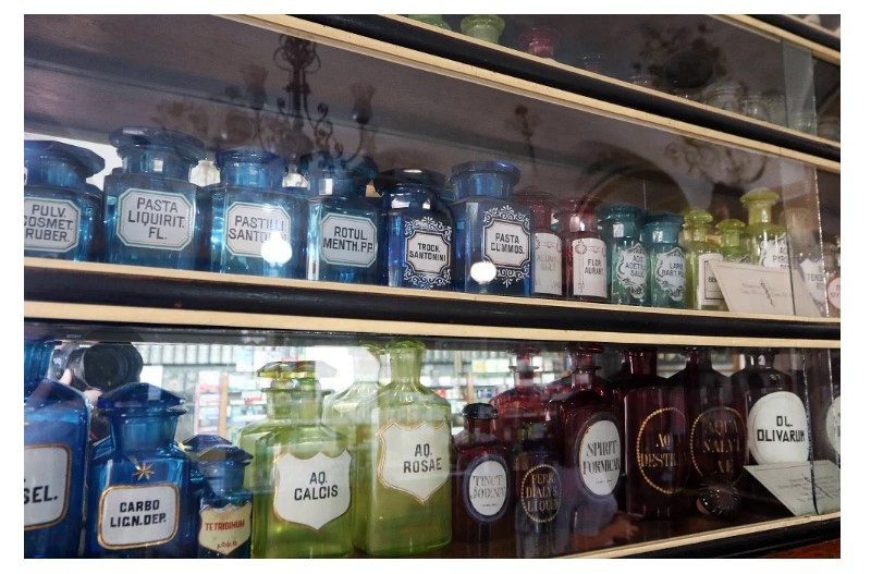 На банці у нижньому лівому куті зображена зірка, як символ аптеки «Під золотою зіркою»