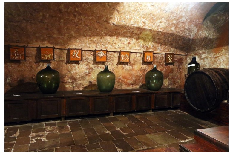 У скляну тару у формі амфор наливали лікувальне вино