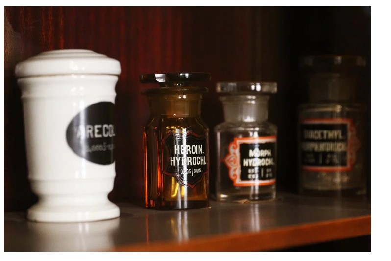 Давні баночки, у яких збергіали наркотичні речовини, привертають увагу туристів