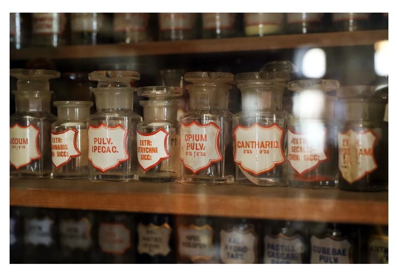 Назви вибухонебезпечних та сильодіючих речовин вказувались червоними літерами