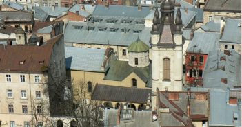 Вид на Вірменський собор з львівської Ратуші