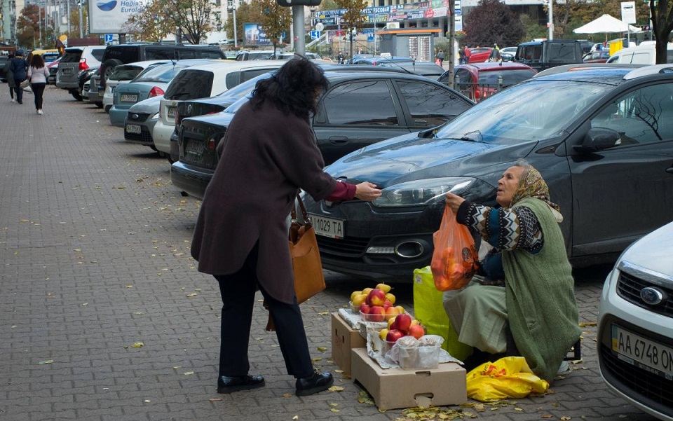 бабуся бабця продає продаж на вулиці продавці вулична торгівля