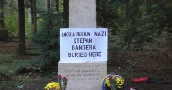 Проросійський блогер Грем Філіпс зірвав прапори з могили Степана Бандери (відео)