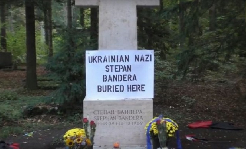 Проросійський блогер Грем Філіпс зірвав прапори з могили Степана Бандери (відео)