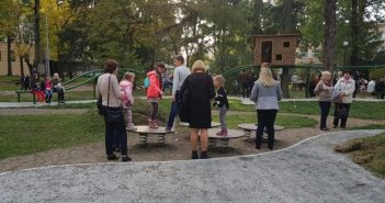 У сквері святого Юра понищили ще не відкритий дитячий майданчик. Фото