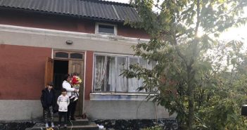 На фото Марія Ракус із трьома донечками (решта вдома) на сходах свого нового будинку Мрії, яка збулася. 