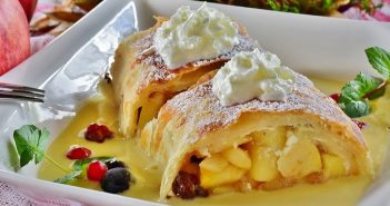 Штрудель з яблучною начинкою.