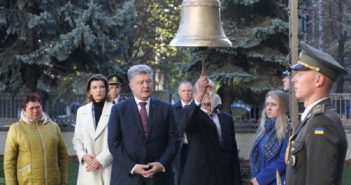 Біля Міноборони вперше прозвучав дзвін за загиблими українськими бійцями