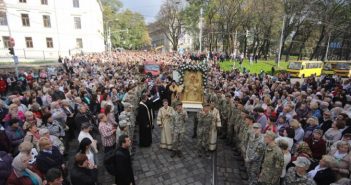 Тисячі львів'ян долучилися до молитовної ходи. Фото, онлайн-трансляція