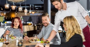 ресторан офіціант