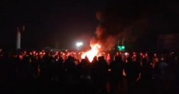 У Краківці кількасот євробляхерів палять шини і встановили намети