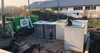 До Львова привезли підземні контейнери для сміття. Фото дня