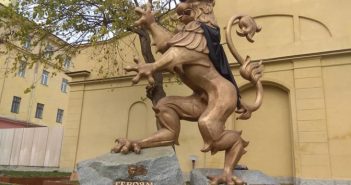 Трьох львівських левів одягли в мантії на честь дня студента. Фото