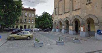 Перед ляльковим театром у Львові ліквідують парковку