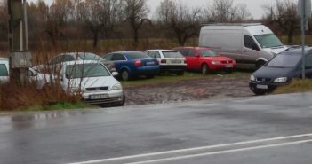 "Кладовище євроблях". На кордоні з Угорщиною покинуті авто розбирають на запчастини (ФОТО)