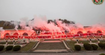 Польські ультрас палили фаєри на цвинтарі орлят у Львові