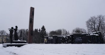 монумент слави