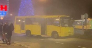 У Львові на ходу загорілась маршрутка з людьми (фото)