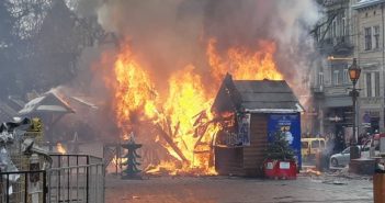На Різдвяному ярмарку у центрі Львова сталася пожежа, є постраждалі. Фото, відео. Оновлюється