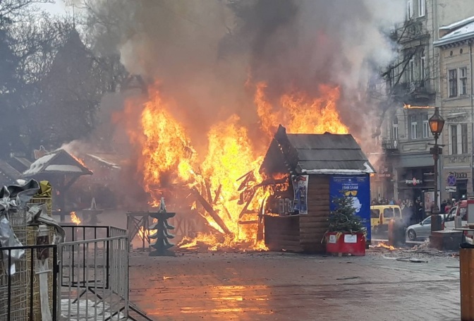 На Різдвяному ярмарку у центрі Львова сталася пожежа, є постраждалі. Фото, відео. Оновлюється