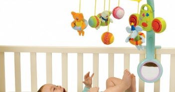 Іграшки над дитячим ліжечком: руйнуємо міфи