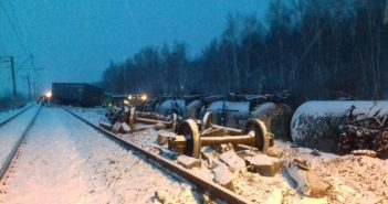 У Росії перекинувся потяг з військовою технікою: фото з місця НП