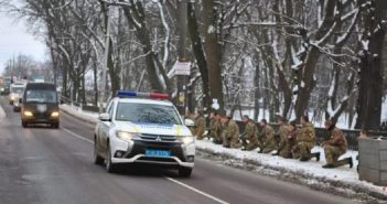 Мешканці Самбора на колінах зустріли кортеж із тілом добровольця Віктора Юрківа, героя, який пройшов найгарячіші точки війни (ФОТО)