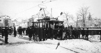 Розчищення снігу львівським трамваєм. Фото першої чверті XX ст.