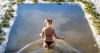 Як сотні львів'ян пірнають в ополонку на Водохреще (фоторепортаж)