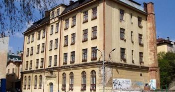 Колишня школа-інтернат на вул. Короленка, 7