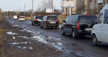 Президент під час візиту в Червоноград на прохання виборців проїхався об’їзною дорогою, яка знаходить в поганому стані. Відео