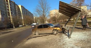 У Львові нетверезий таксист без водійських прав в'їхав у зупинку громадського транспорту
